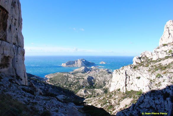 L&#039;ile Maire depuis la grotte de l&#039;hermite (massif des calanques)